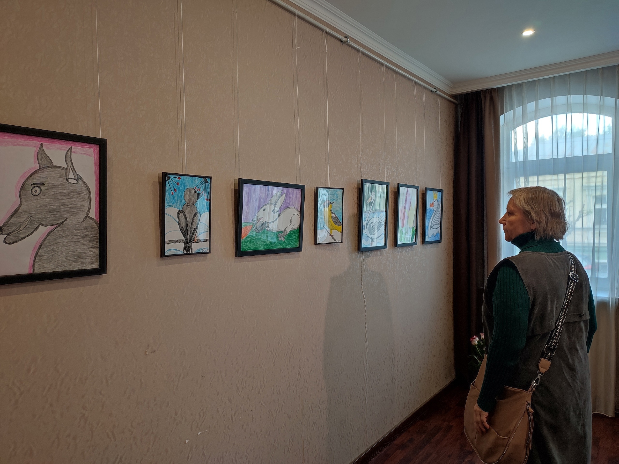 В Пензе открылась выставка рисунков художницы Елены Егоровой, которая рисует ногами