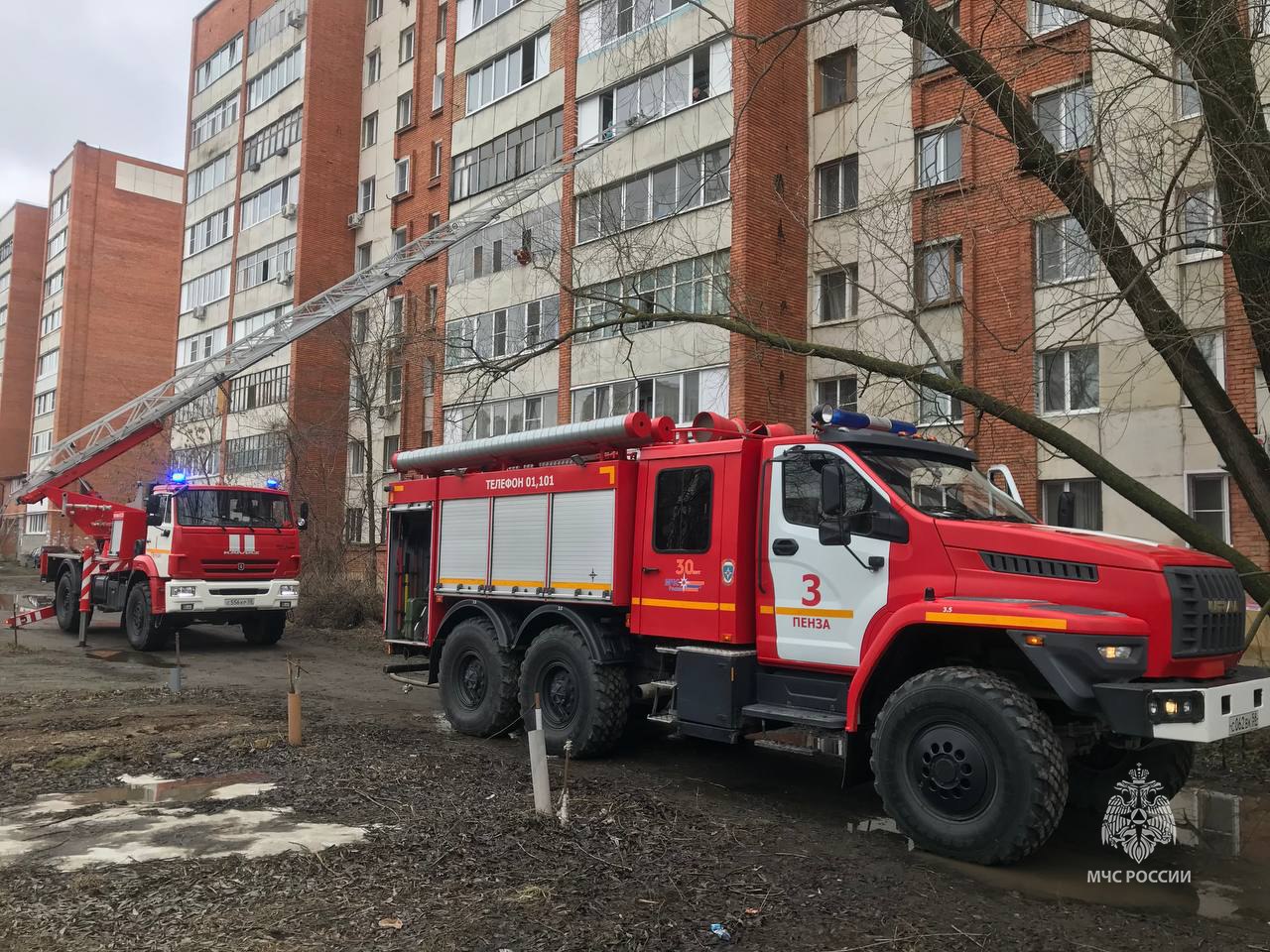 Из-за возгорания строительных материалов в многоэтажке в Засечном эвакуировали 21 человека