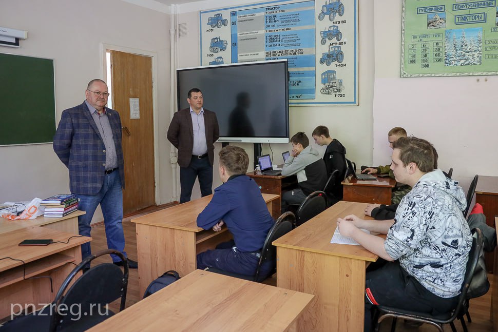 Олег Мельниченко поручил начать подготовку к ремонту школ в Сосновоборском районе