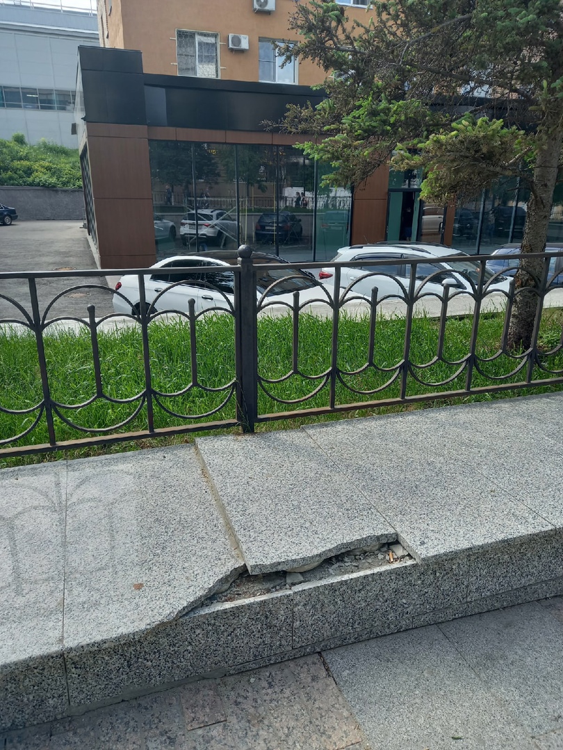 Жительница Пензы пожаловалась на разбитую плитку и сломанную лестницу в центре города