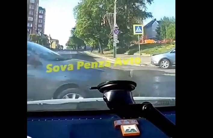 В Пензе момент аварии на перекрестке Кураева и Володарского попал на регистратор