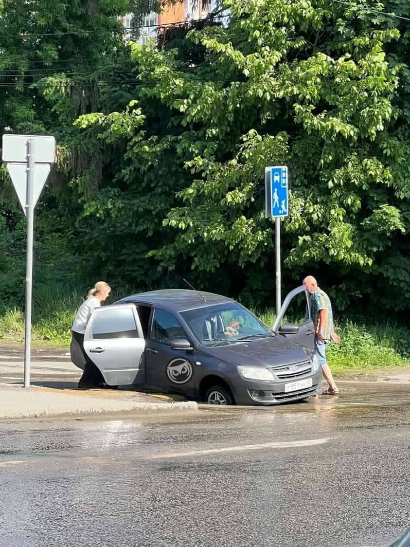 В Пензе на пересечении улиц Гражданской и Комсомольской авто провалилось в яму