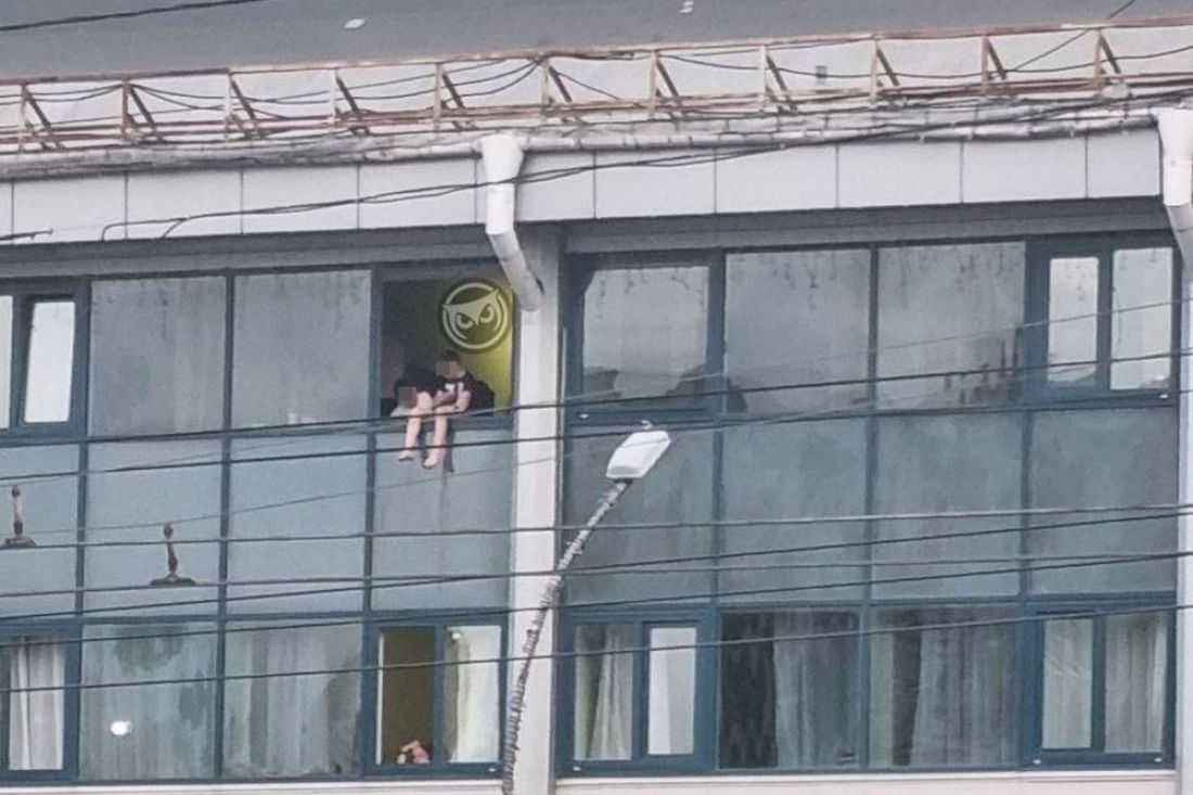 В Пензе очевидцы сфотографировали, как ребенок сидит во дворце спорта, свесив ноги из окна