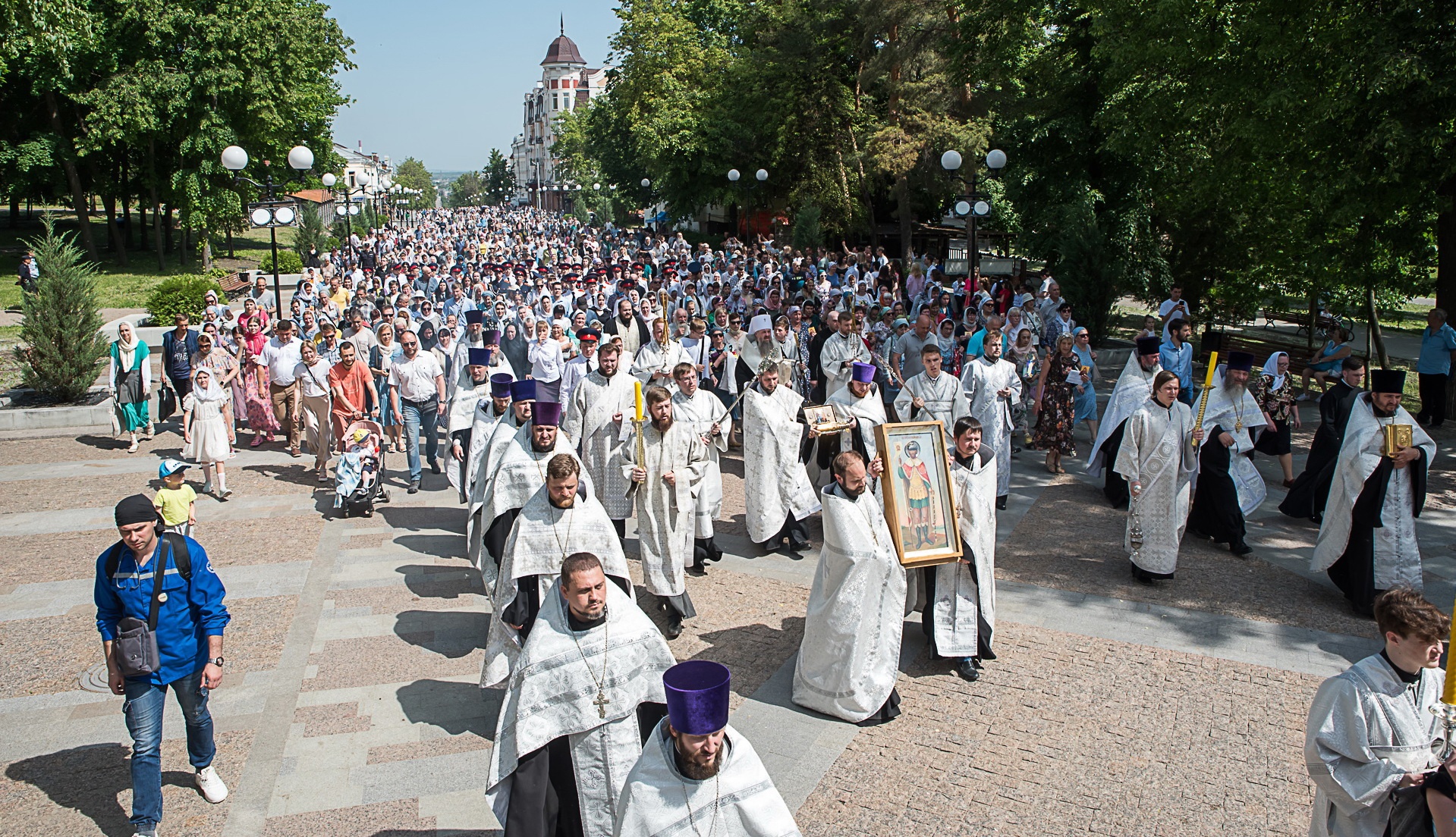 В Пензе тысячи жителей приняли участие в крестном ходе с частью Пояса Пресвятой Богородицы