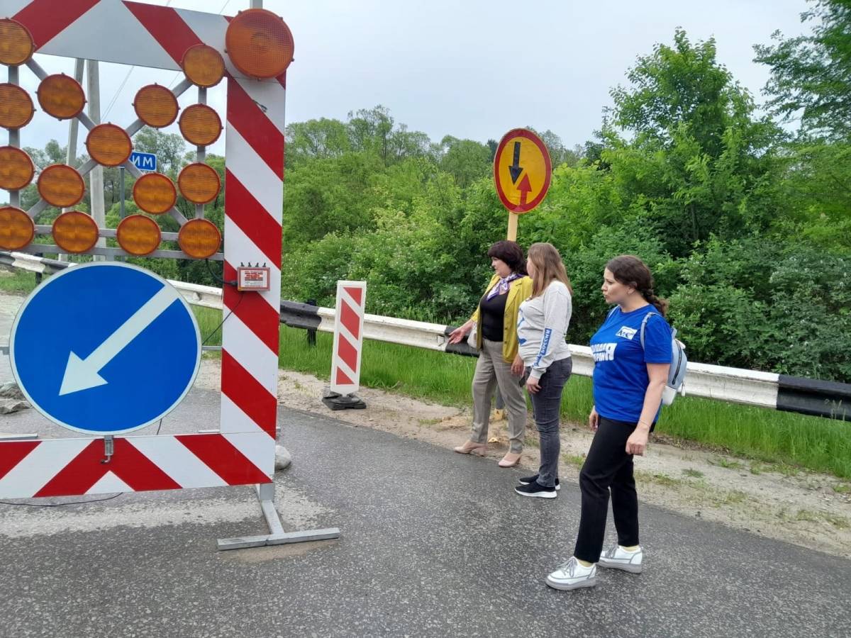Активисты проверили ремонт дорог и строительство моста через реку Илим