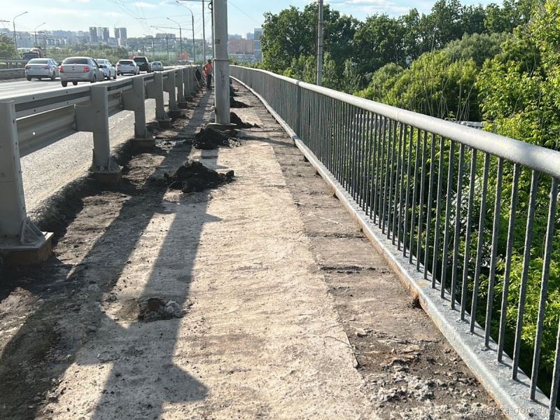 Тротуар на путепроводе на улице 8 Марта отремонтируют за 8,5 миллионов рублей 
