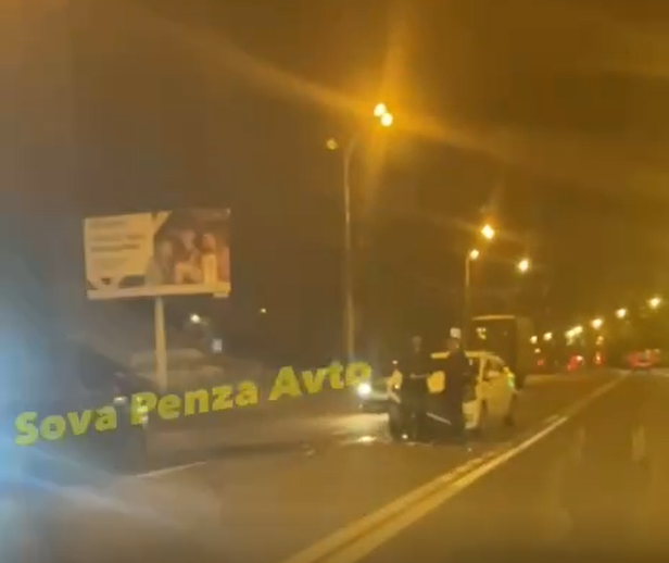 Около полуночи в Пензе перед ТЦ Салют столкнулись две легковушки