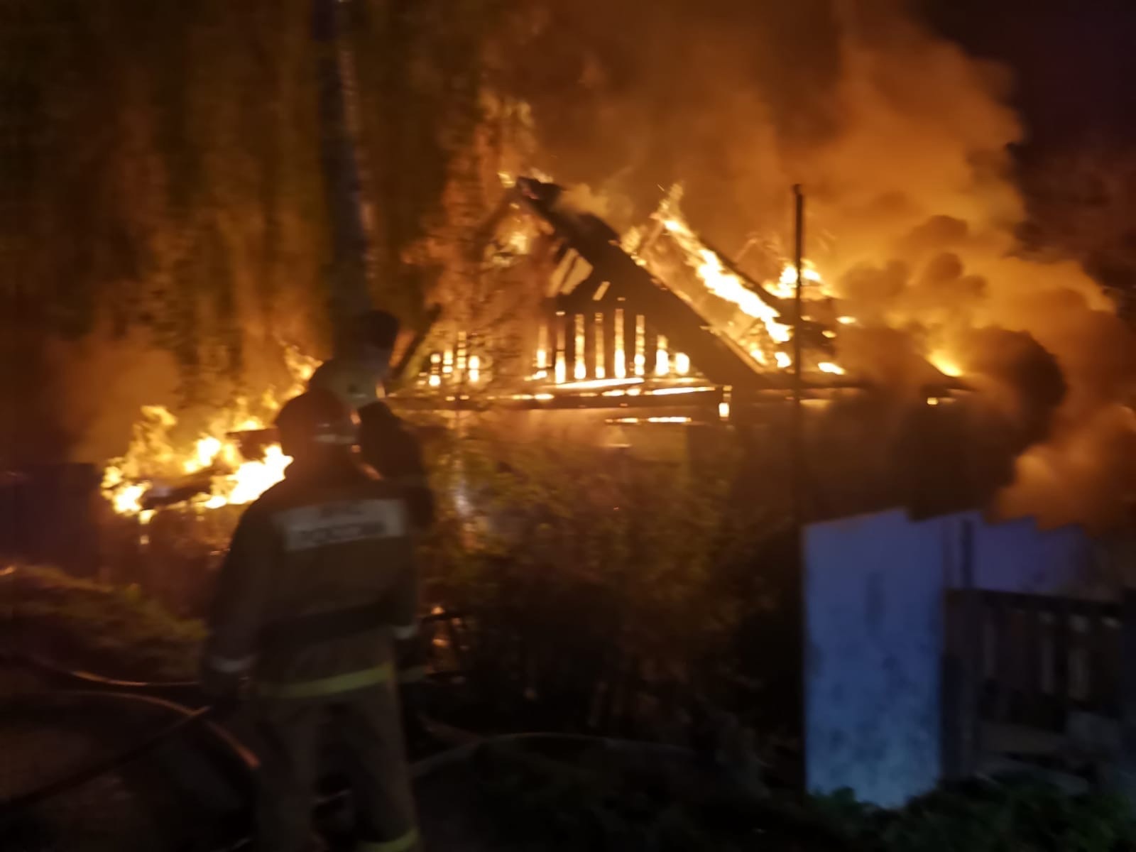 В Сурске частный деревянный дом тушили семь пожарных на трех машинах 
