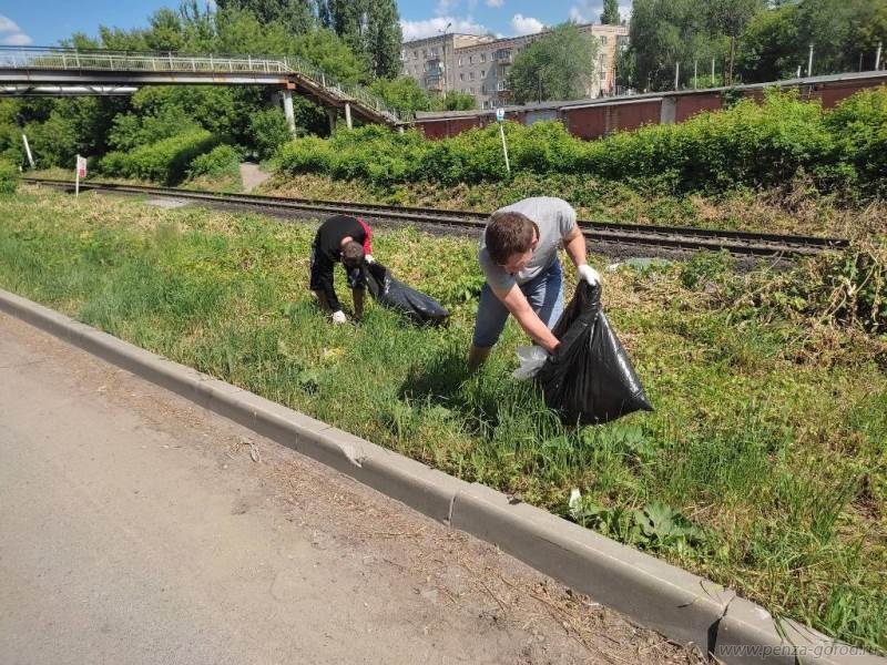 В Ленинском районе Пензы коммунальщики убрали мусор и скосили траву