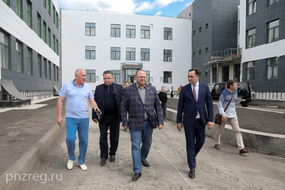 Вячеслав Тимченко побывал на месте строительства современной школы в Спутнике