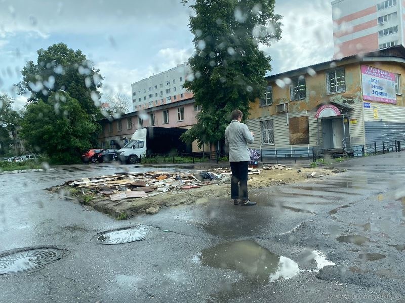 В Пензе на улице Леонова убрали остановочный павильон
