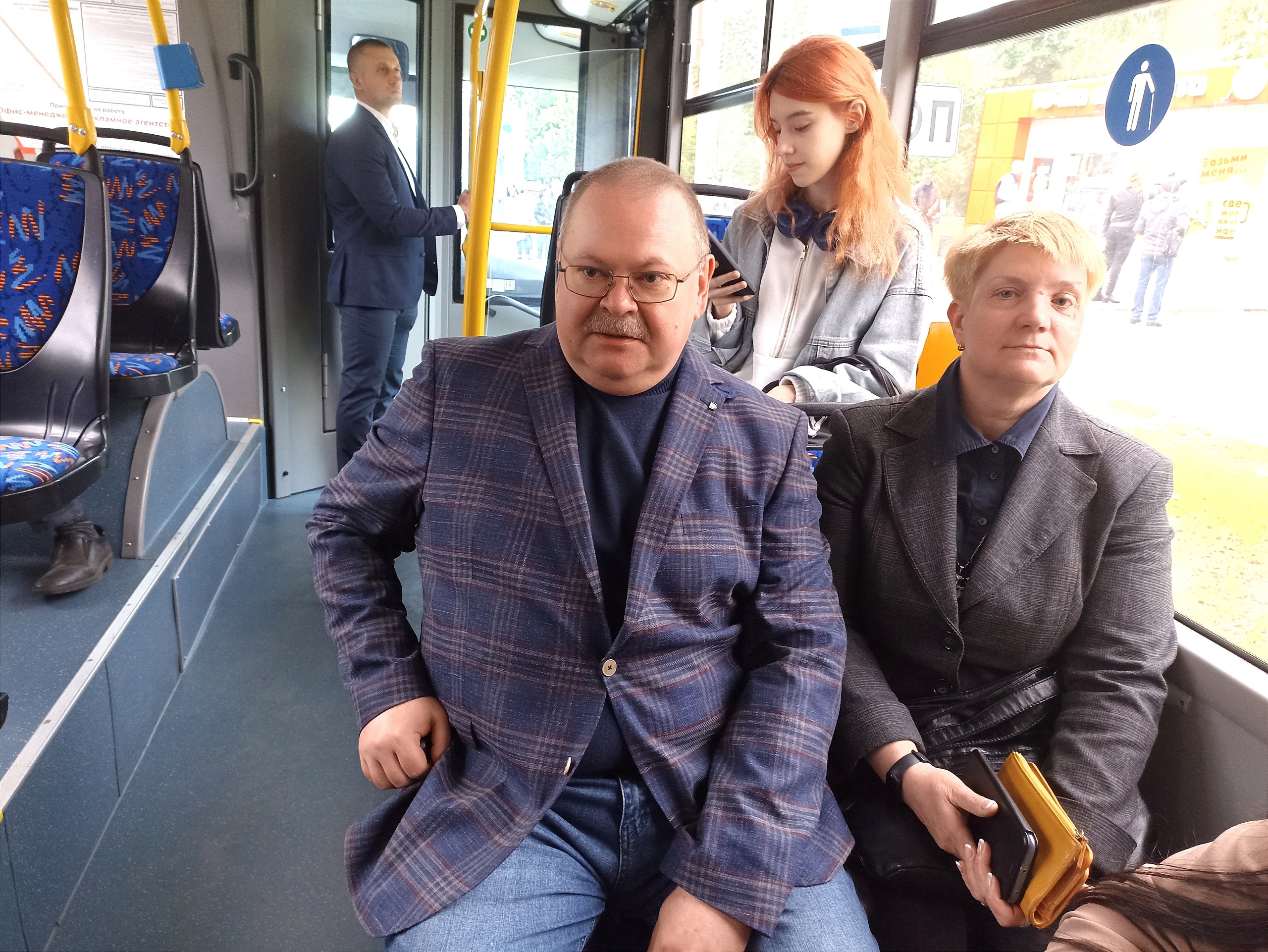 Олег Мельниченко прокатился но новом троллейбусе с автономным ходом  