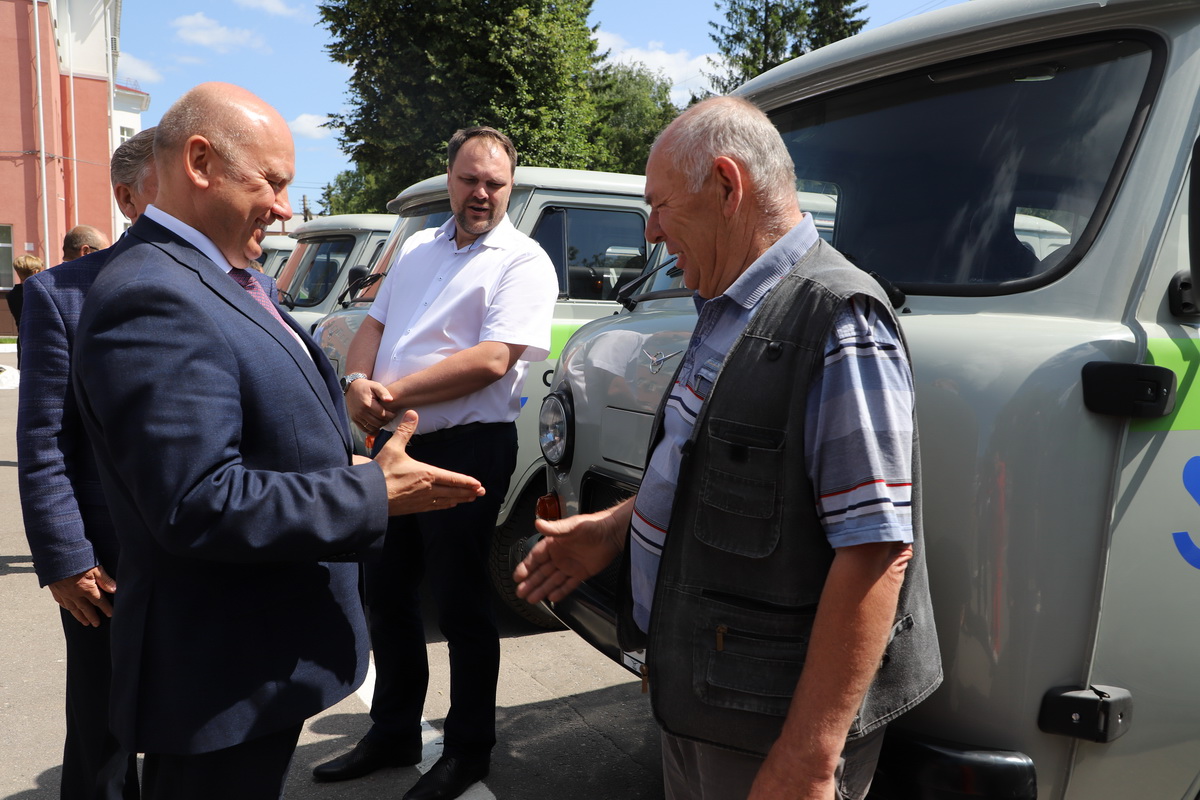 Космачев вручил пензенским районным больницам 25 ключей от новых санитарных машин