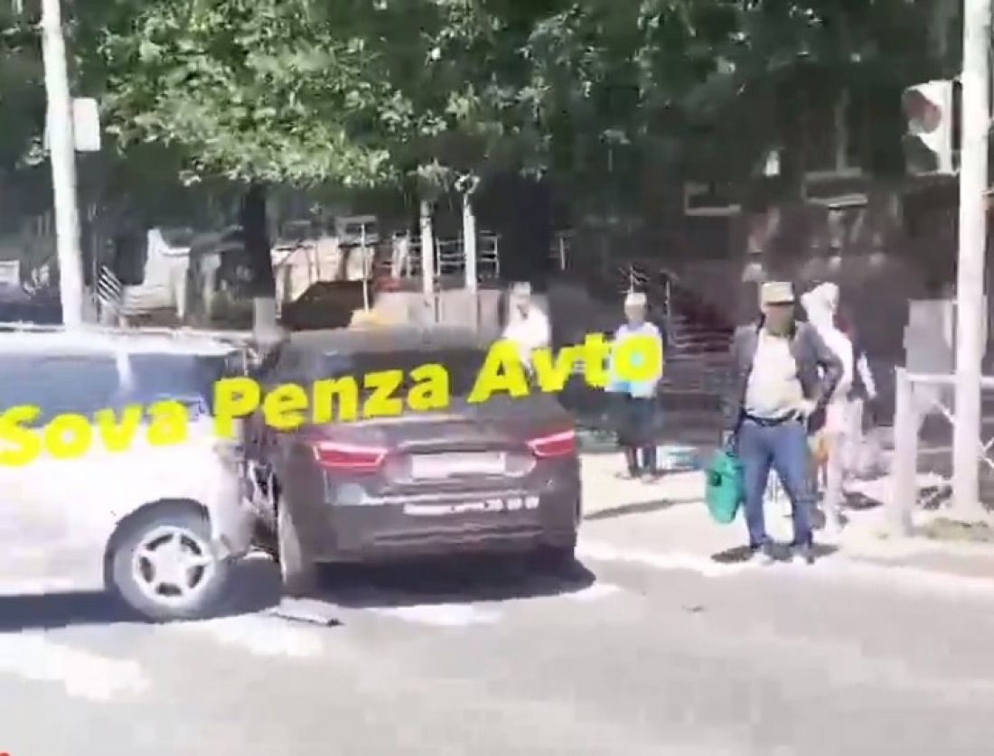 На проспекте Победы в Пензе произошла авария с участием машины такси и легковушки