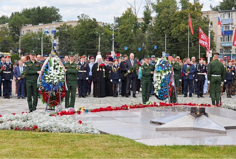 К Монументу воинской и трудовой Славы в День памяти и скорби возложили цветы