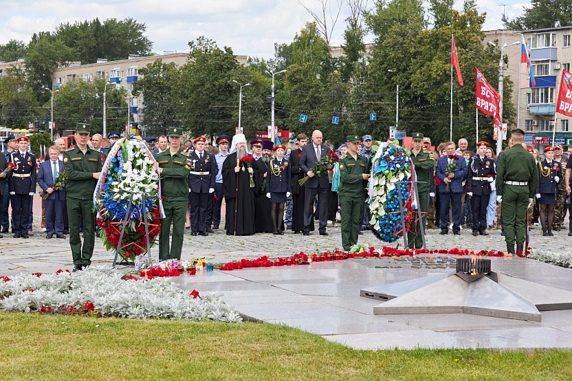 22 июня в Пензе возложили цветы к Монументу воинской и трудовой Славы