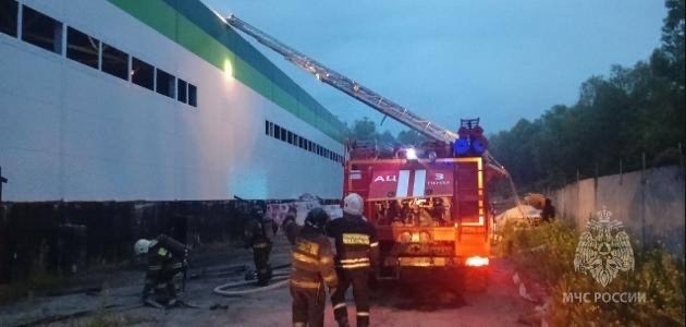 В Пензе на улице Кривозерье 40 пожарных тушили здание