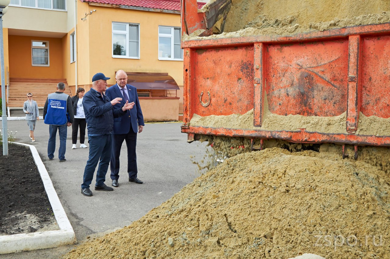 В Пензе депутат проверил завоз песка на детские площадки во дворах