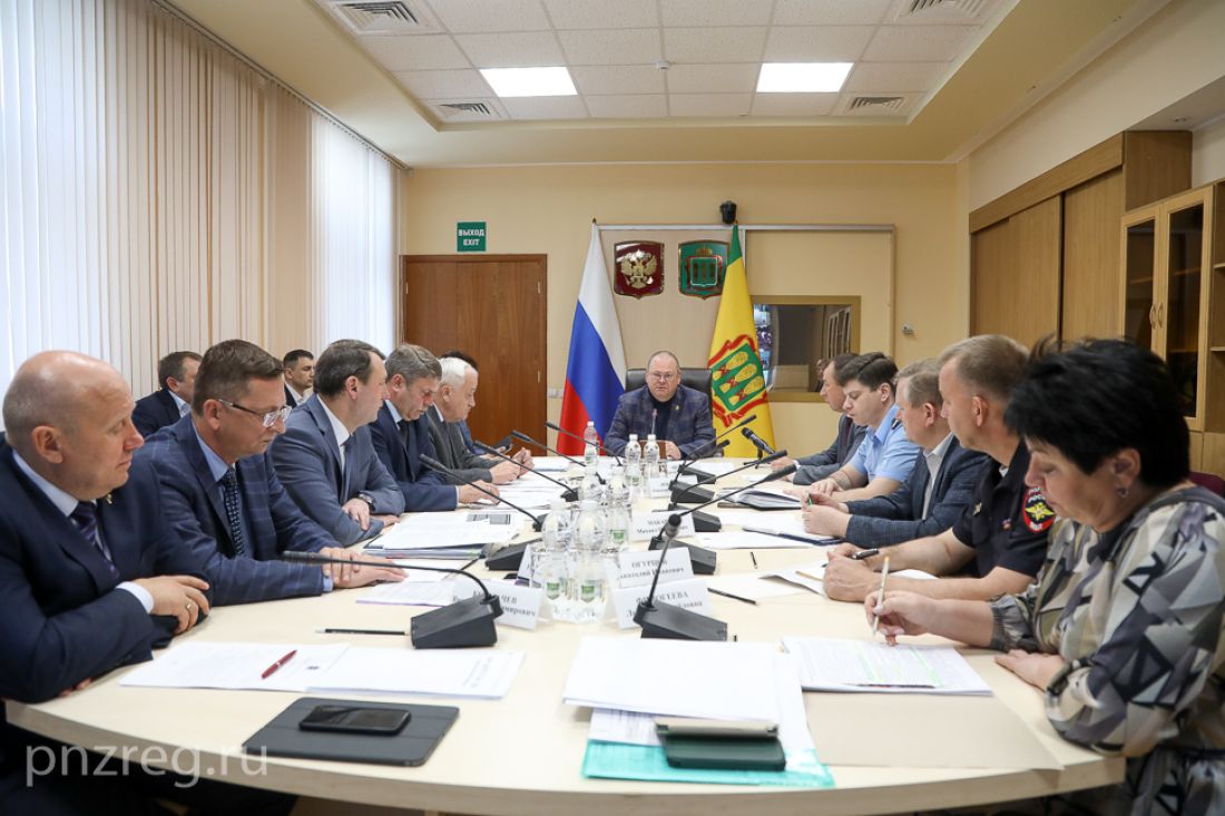 Мельниченко потребовал жестко контролировать сроки возведения школ и медобъектов