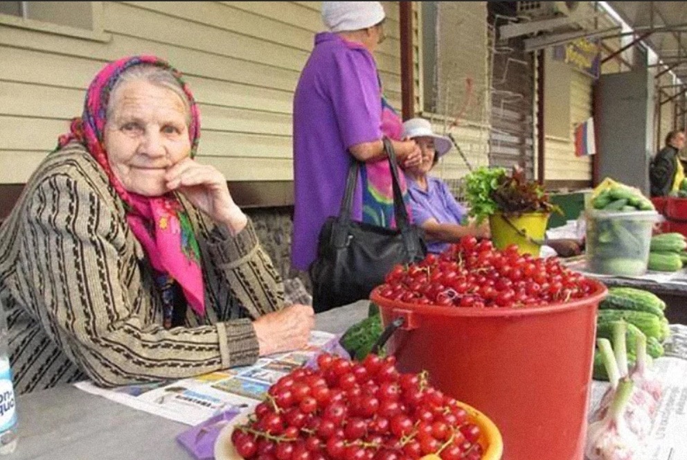 "Встаем в 5 и в лес, это от скуки, не из-за денег": 73-летняя пензячка о торговле ягодами