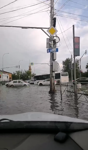 Из-за мощного ливня пензенские улицы превратились в реки 