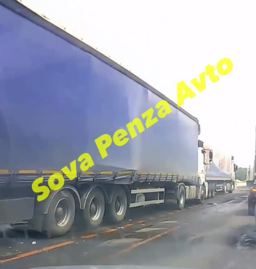 Появилось видео с места ДТП на трасса Пенза-Тамбов, где столкнулись сразу три фуры