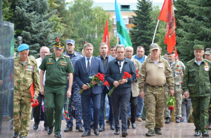 В Пензе почтили память Ветеранов боевых действий митингом и возложением цветов 