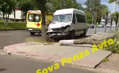 В Пензе на Ленинградской произошло ДТП с маршруткой, в котором пострадали пассажиры