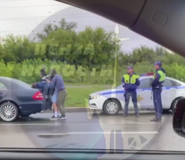 Лицом на багажник: в мессенджерах появилось видео задержания водителя прямо на дороге 