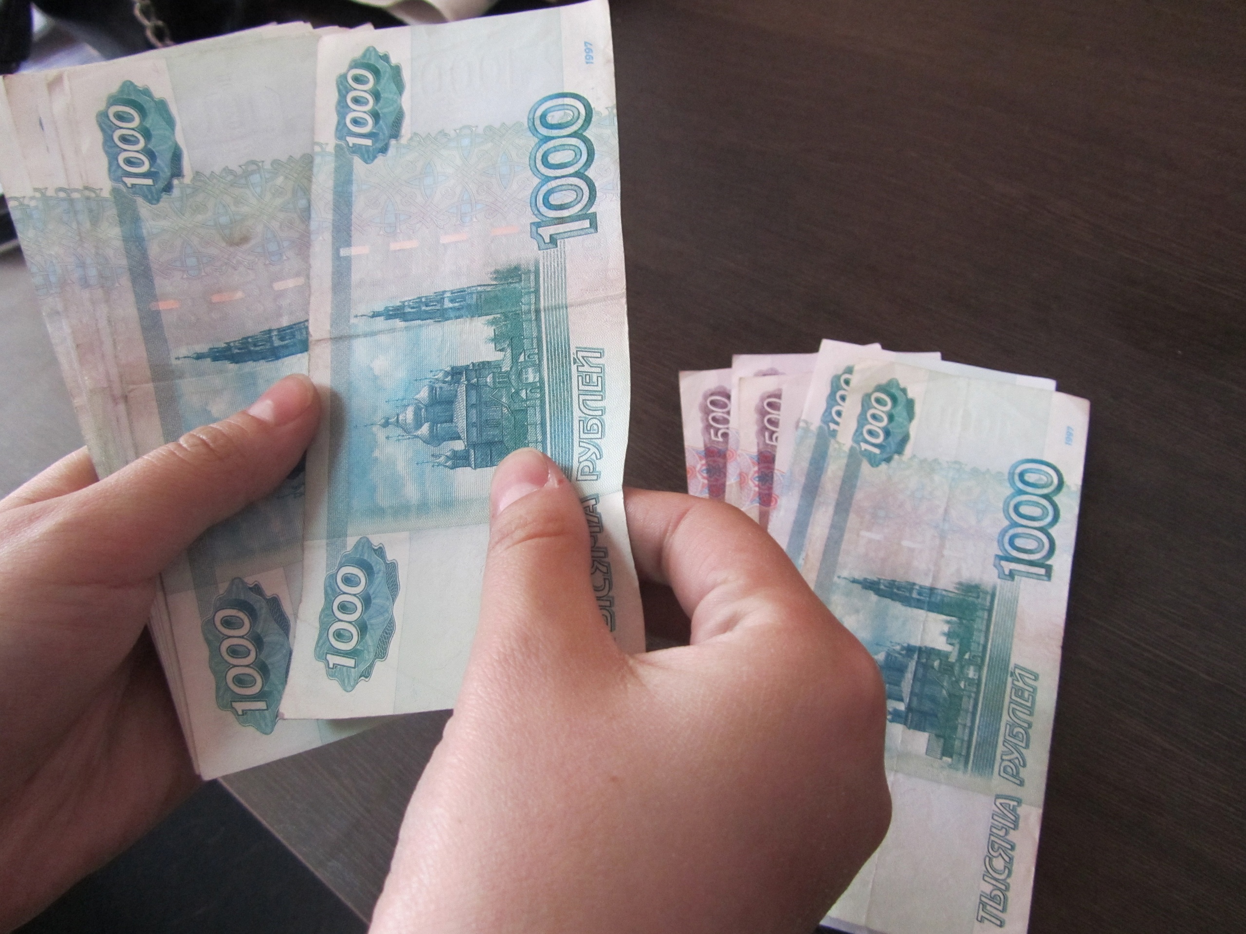 1 апреля 10 тыс. Деньги в руках 1000. 1000 Рублей в руках. Деньги рубли. Несколько купюр в руке.