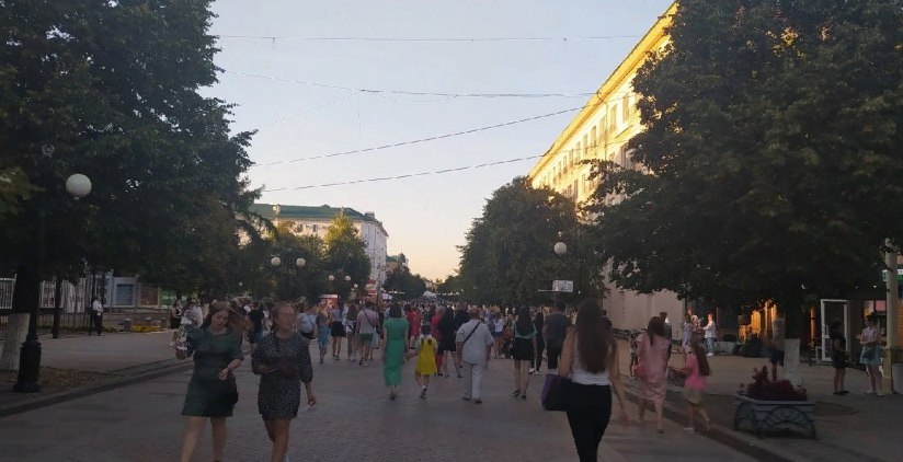 Россиян ждут новые длинные выходные: люди танцуют от радости от нового решения Минтруда