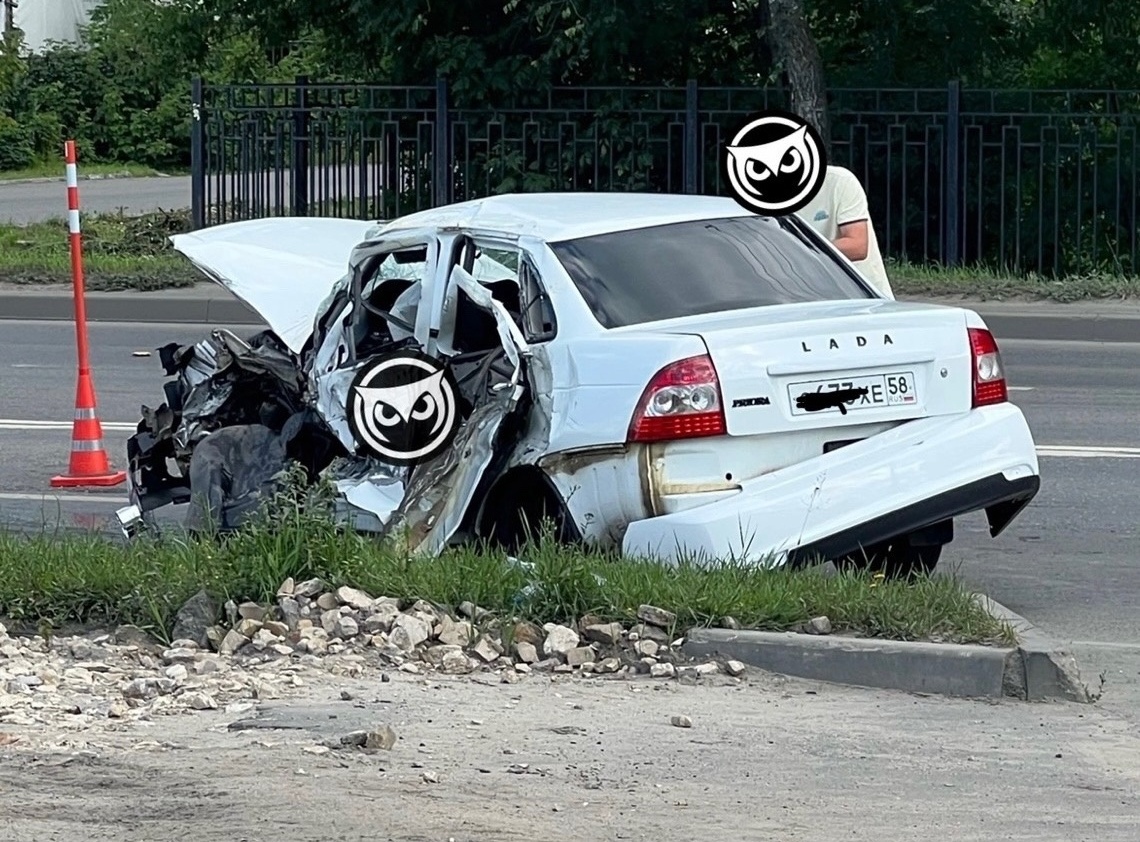 Страшное ДТП на улице Калинина в Пензе: автомобиль превратился в месиво