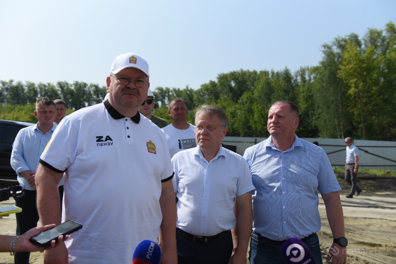 Мельниченко и Басенко посетили строящуюся школу в микрорайоне Заря