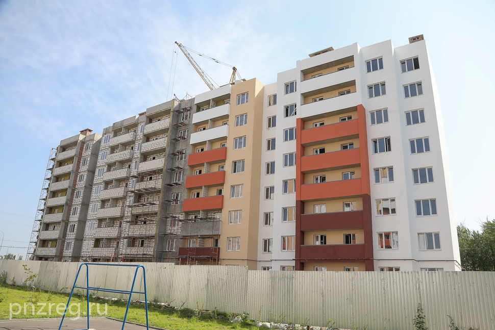 Губернатор Олег Мельниченко поручил изменить цвет домов в Заре 