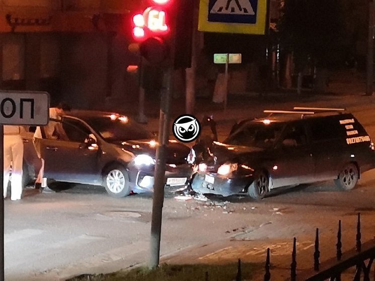 Вечером 5 августа в Пензе на перекрестке столкнулись два легковых автомобиля 
