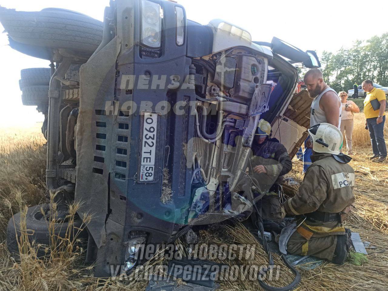 Пензенские спасатели вызволили водителя из перевернувшегося КамАЗа на трассе Пенза-Тамбов