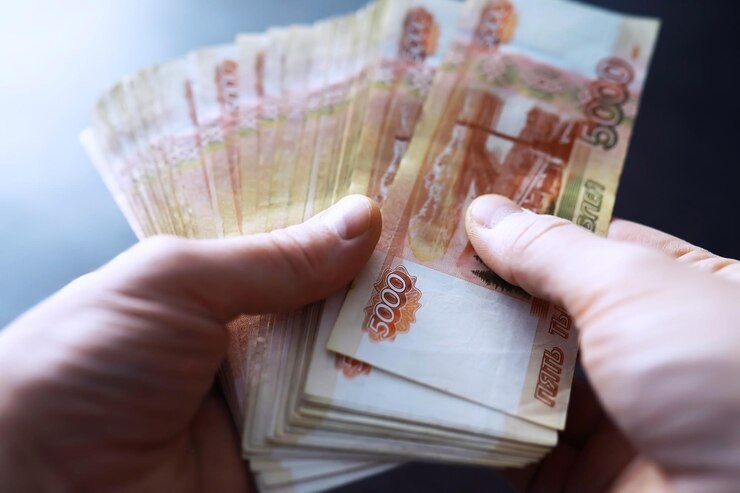 Рубль обесценивается рекордными темпами: что делать с деньгами в 2023 году