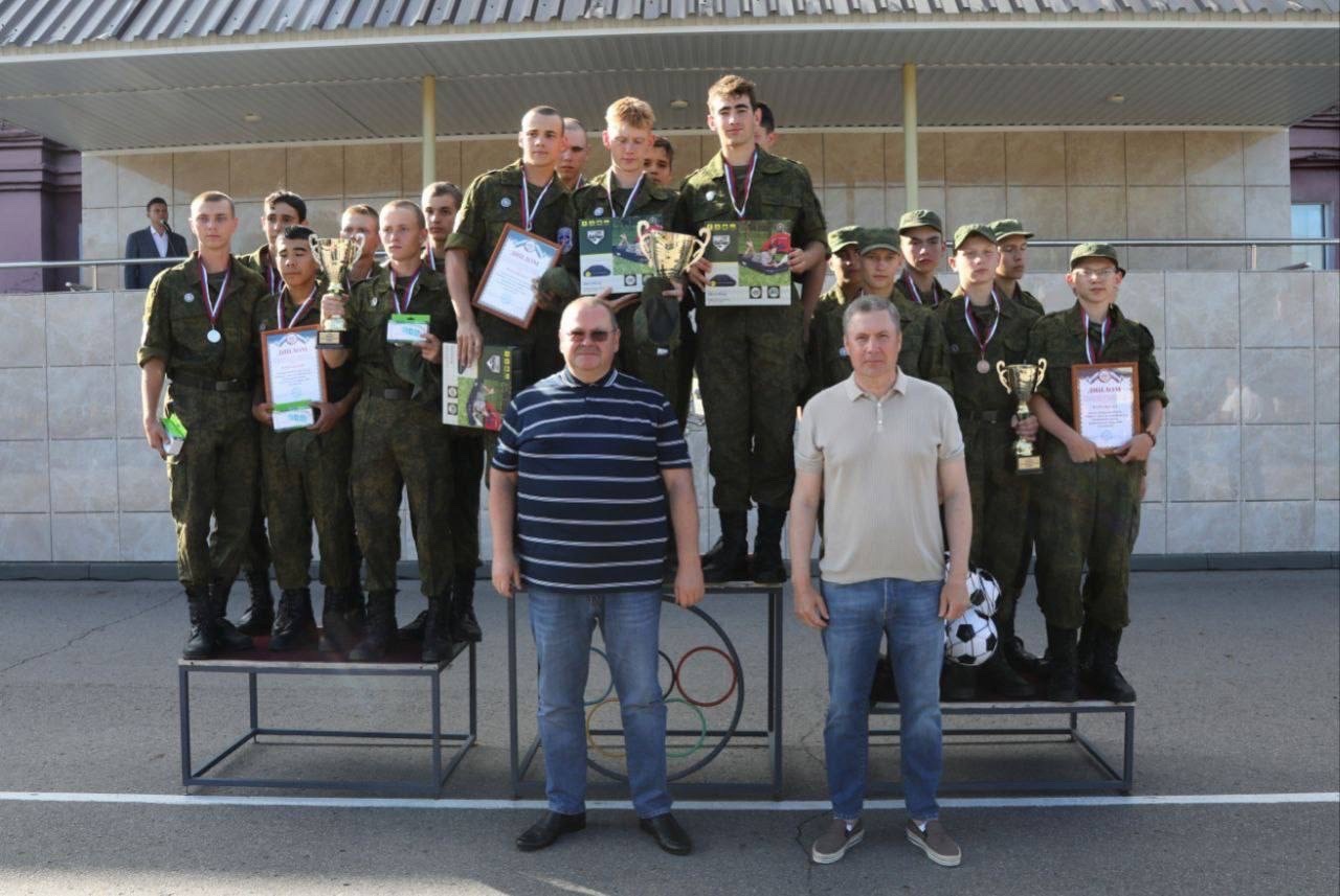 Олег Мельниченко торжественно наградил победителей спортивных соревнований сборов "Гвардеец"