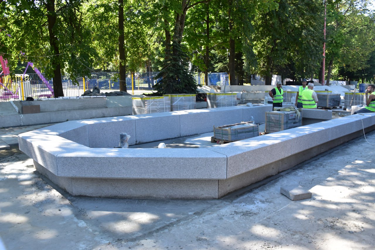 Чаша фонтана в парке Белинского в Пензе выполнена из карельского гранита