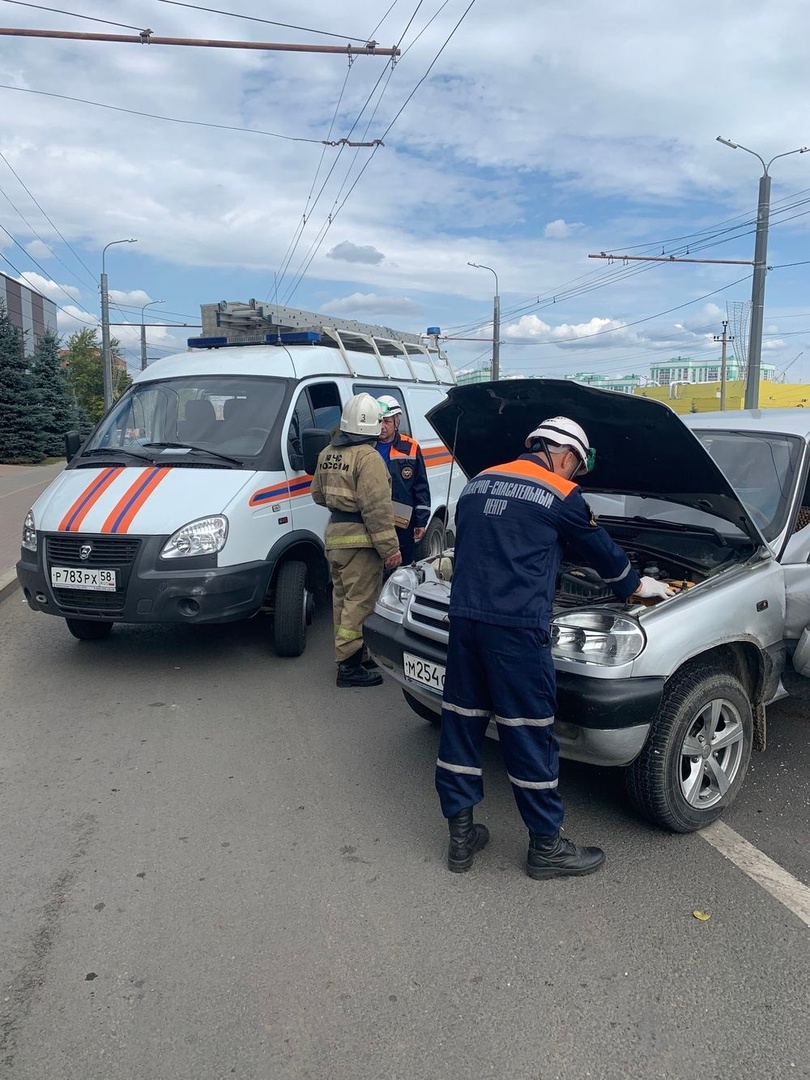 Пензенские спасатели ликвидировали последствия ДТП на Центральной в Пензе
