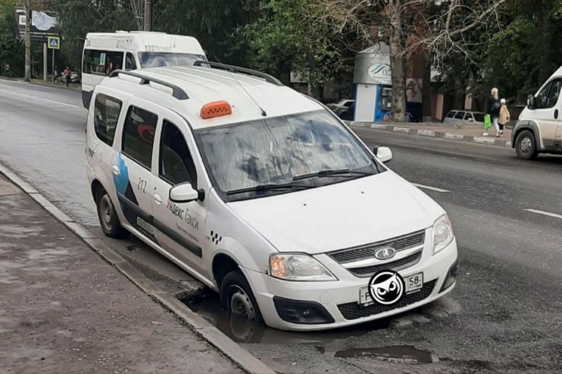 На улице Калинина в Пензе такси провалилось в яму на дороге 