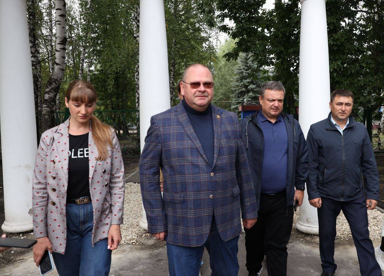 Олег Мельниченко осмотрел парк «Березовая роща», сквер Яблочкова и школу №10 в Сердобске 