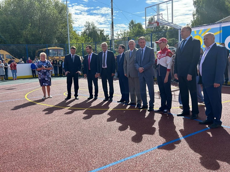 В Сурске на торжественном открытии спортплощадки подарили баскетбольные мячи от Мельниченко 