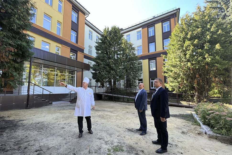 Министр здравоохранения проверил стройку главного корпуса Сердобской больницы