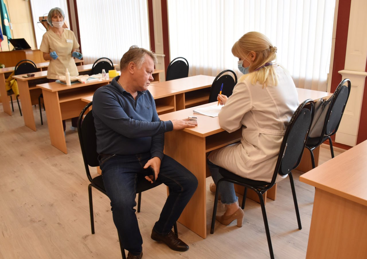 Мэр Пензы Александр Басенко сделал прививку против гриппа 