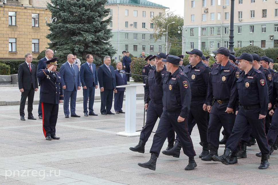 Губернатор Олег Мельниченко наградил сотрудников патрульно-постовой службы полиции