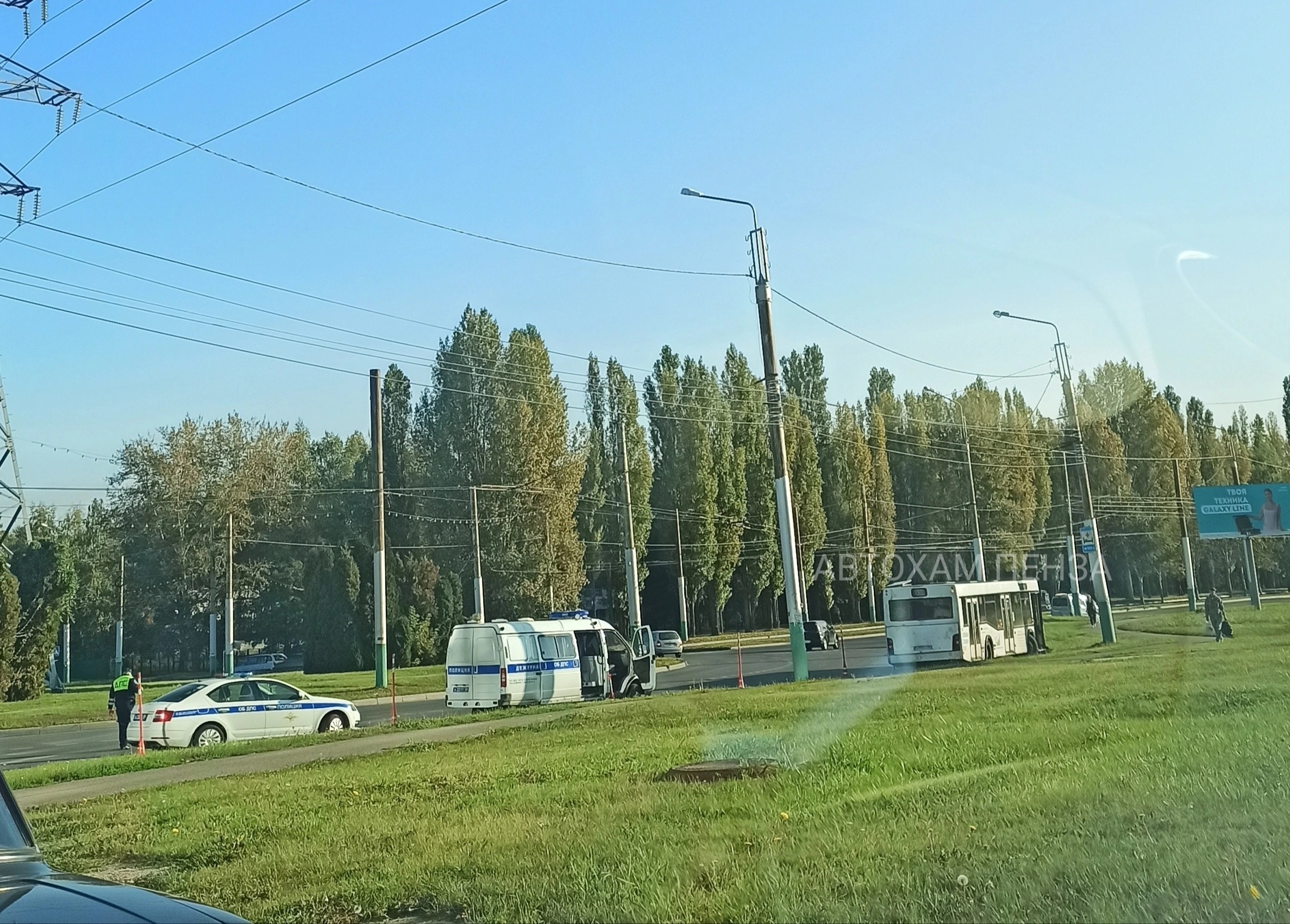 В Пензе в микрорайоне Арбеково "оцепили" автобус, у которого вывернуло колесо