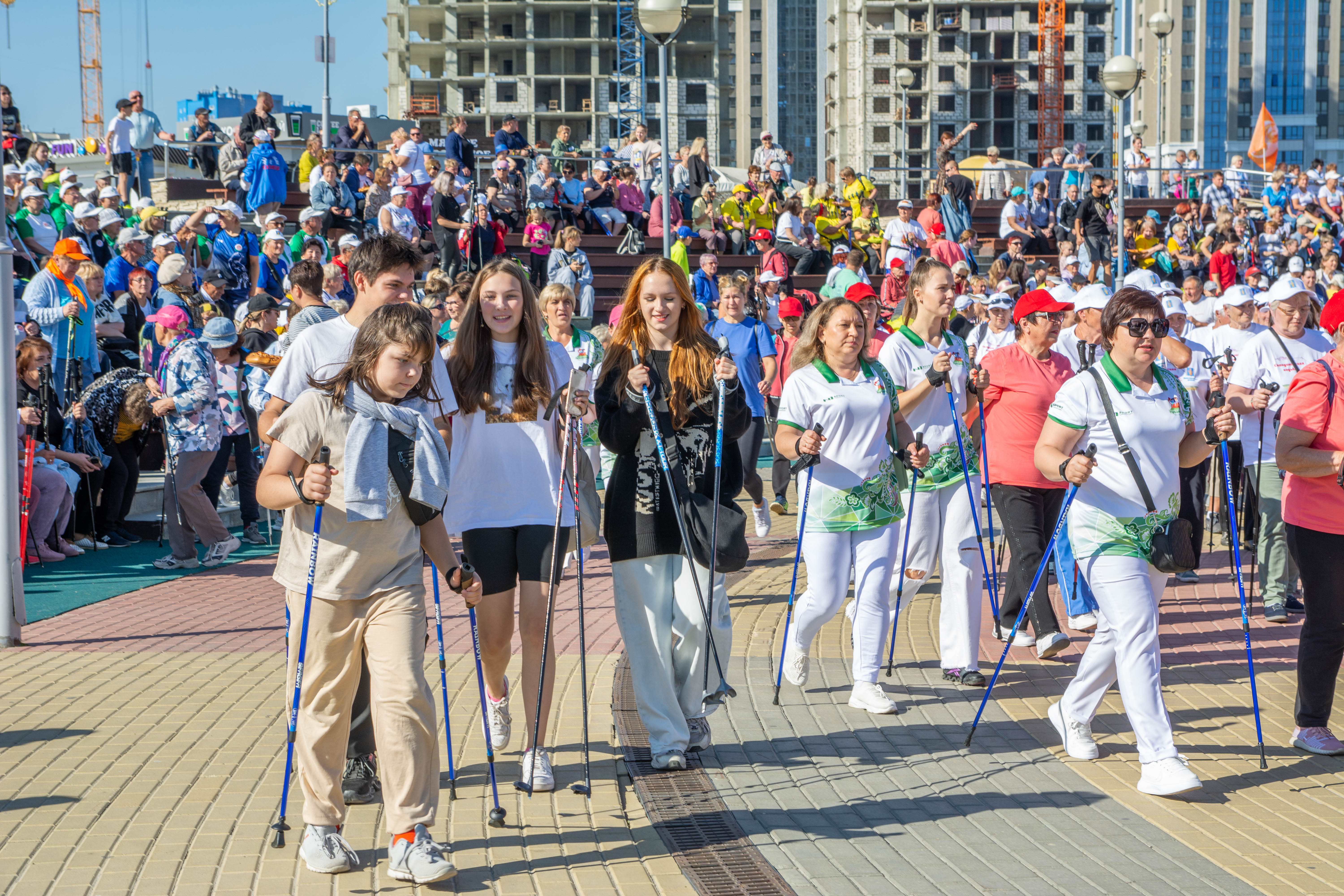Впервые в Спутнике в областном фестивале скандинавской ходьбы приняли участие дети