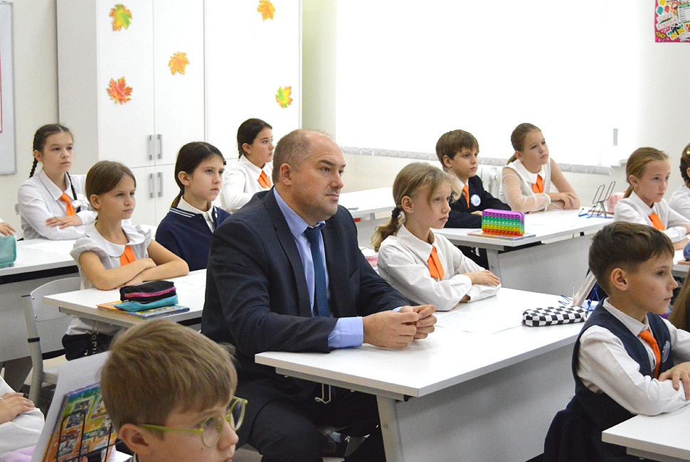 Алексей Фомин побывал в школе № 1 села Засечное и принял участие в "Уроке цифры"