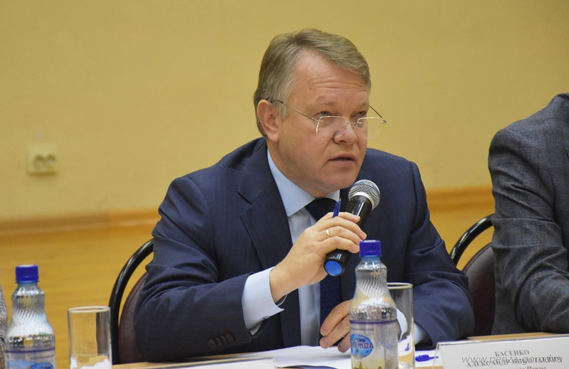 Глава Пензы Александр Басенко подверг критике установку  в школах мемориальных досок